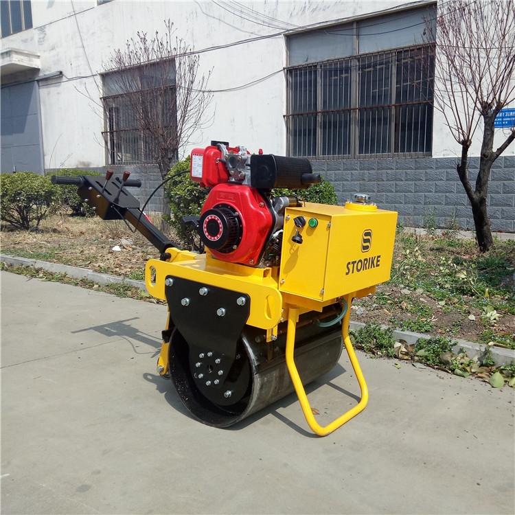 單鋼輪小型壓路機雨天是如何進(jìn)行施工作業(yè)的？
